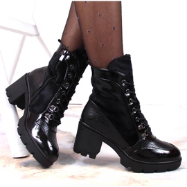 Damstövlar på stolpe och plattform, svart isolerad Laura La.Fi 1