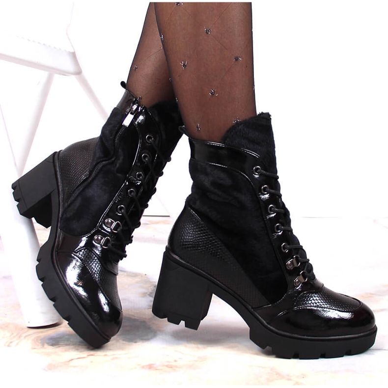 Damstövlar på stolpe och plattform, svart isolerad Laura La.Fi 1