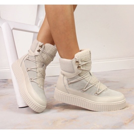 Skinnstövlar med snörning på en ljusbeige Laura La.Fi-plattform 1