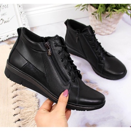 Damstövlar i läder på en kilsvart Helios 567 1