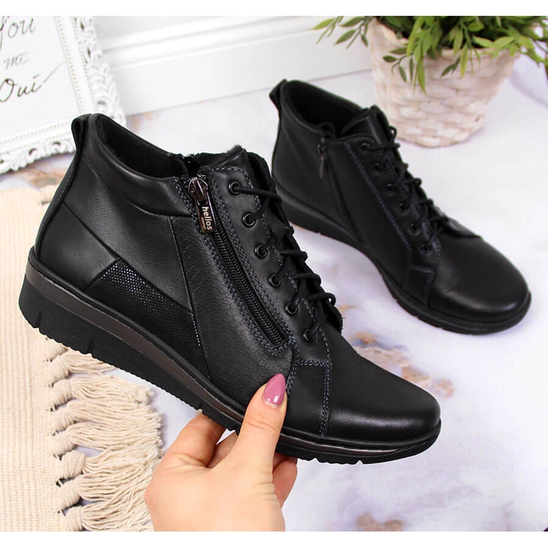 Damstövlar i läder på en kilsvart Helios 567 1