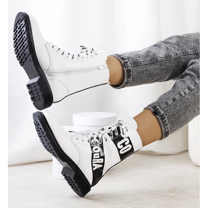 Vita sneakers dekorerade med inskriptioner 1