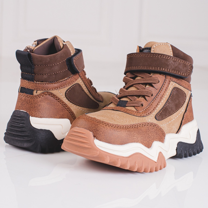 Pojkstövlar på en tjock Shelovet brun sula 1