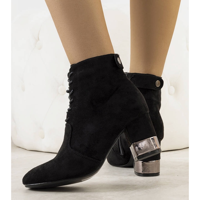 PA1 Svarta stövlar på Verano-stolpen 1