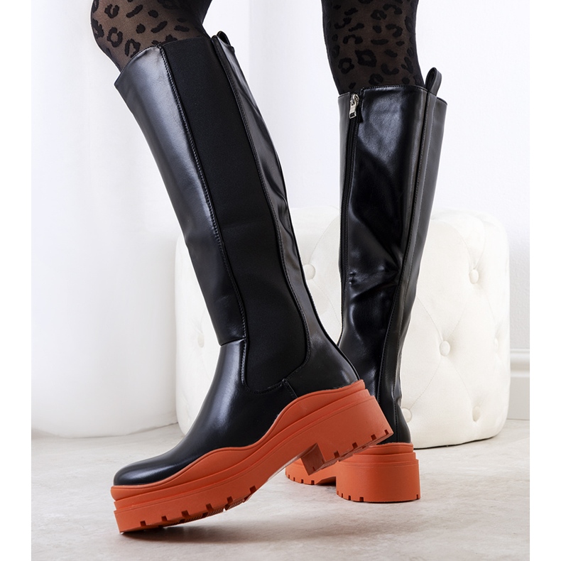 PA1 Svarta stövlar på en färgglad Purasula 1