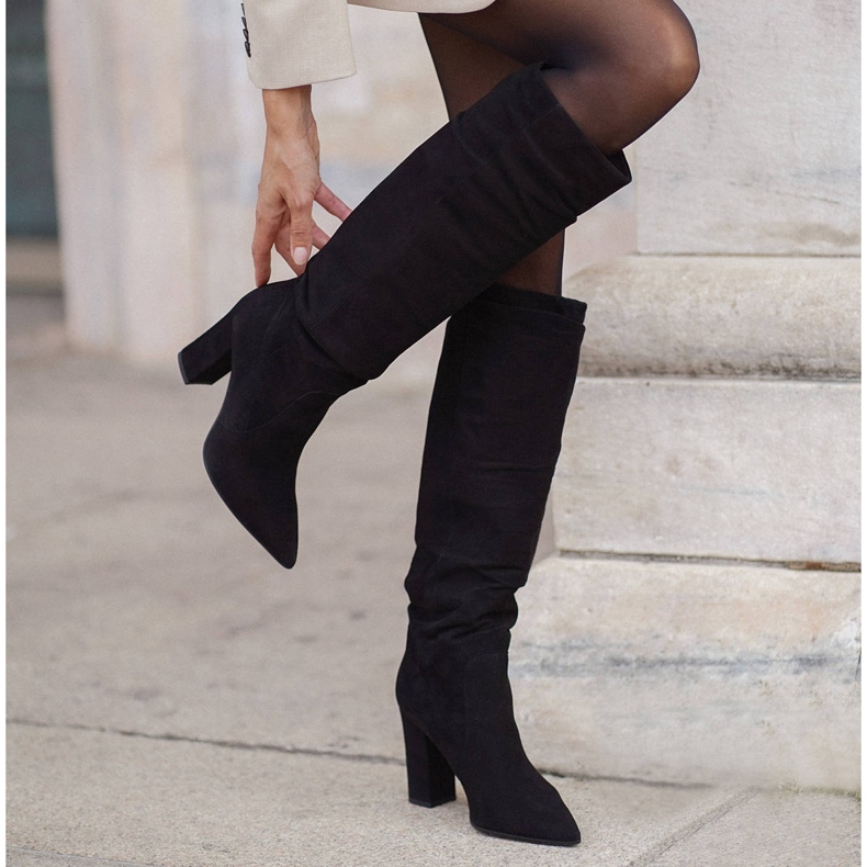 Marco Shoes Höga, volangfärgade svarta stövlar tillverkade av naturmocka 1