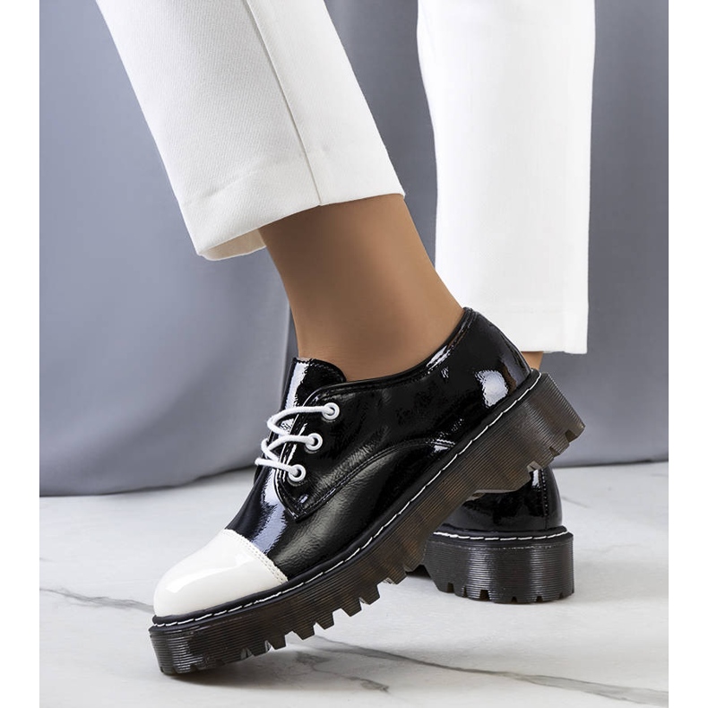 PA1 Svartlackade Cardinskor vit 2