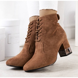 BM Bruna stövlar på Verano-stolpen 1