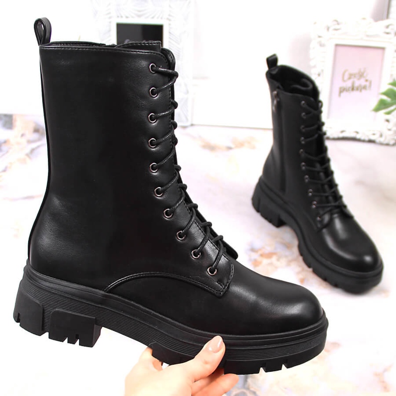 Svarta kvinnors varma stövlar på plattformen Filippo 1