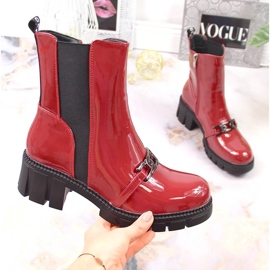 Stövlar lackerade på ett block och en plattform med kedja, varmröd Potocki 1