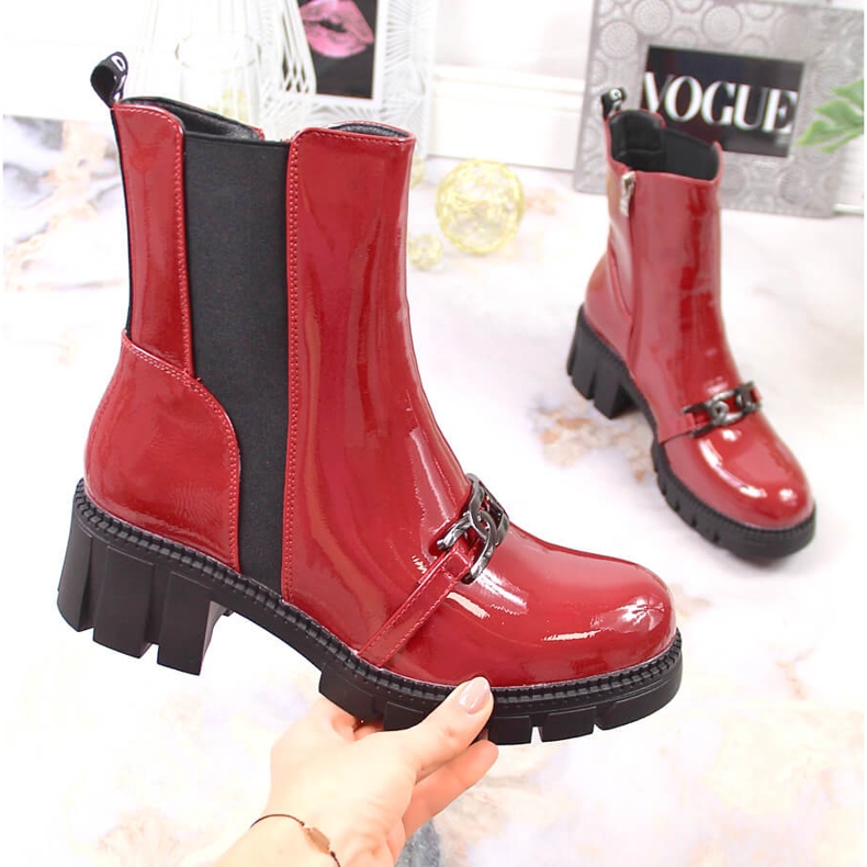 Stövlar lackerade på ett block och en plattform med kedja, varmröd Potocki 1