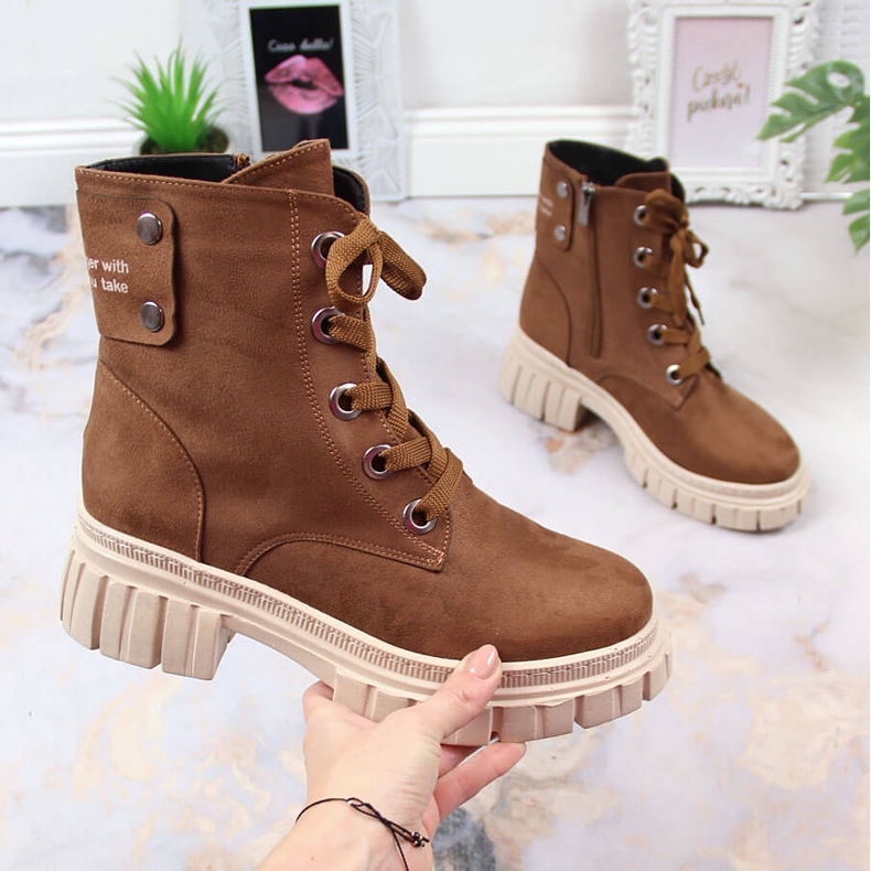 Kvinnors mockaarbetare på en brun vadderad plattform av T.Sokolski 1