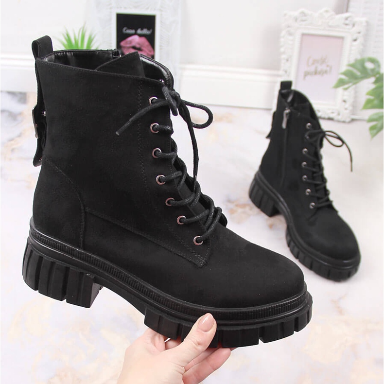 Kvinnors mocka arbetare på en svart isolerad plattform T.Sokolski 1