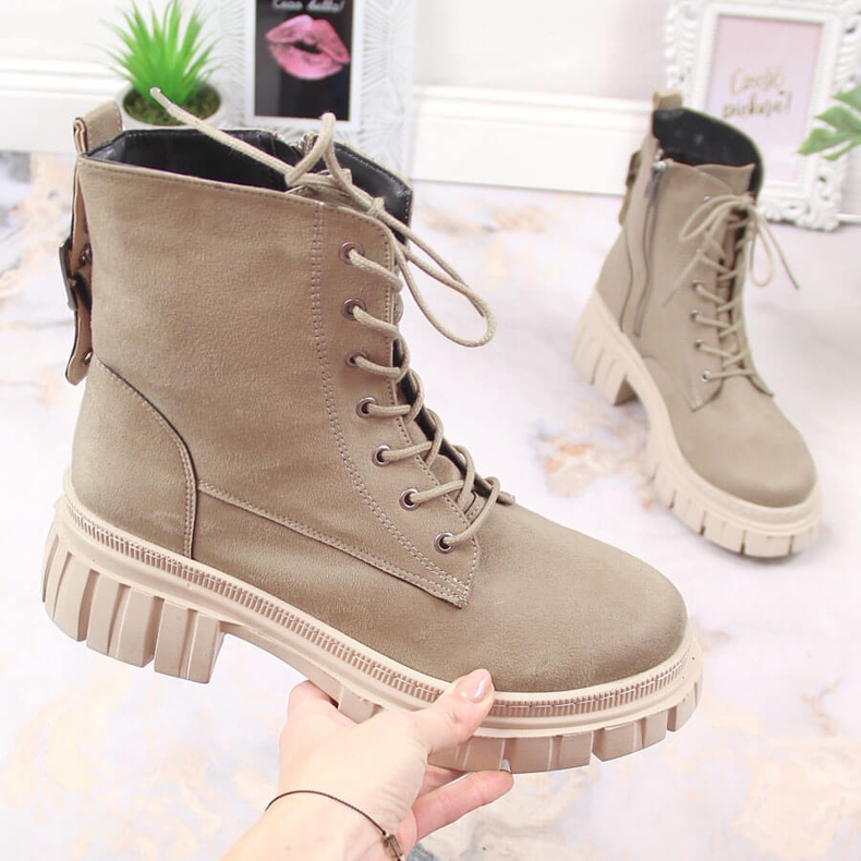 Kvinnors mockaarbetare på en beige vadderad plattform av T.Sokolski 1