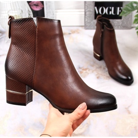 Jodhpur stövlar för kvinnor på en brun isolerad stolpe M. Daszyński 1