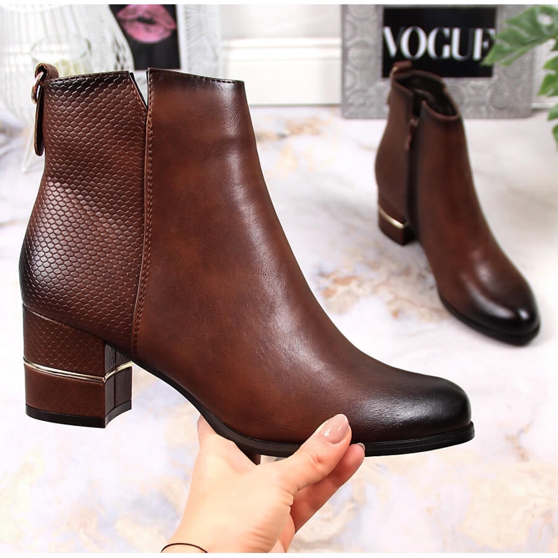 Jodhpur stövlar för kvinnor på en brun isolerad stolpe M. Daszyński 1