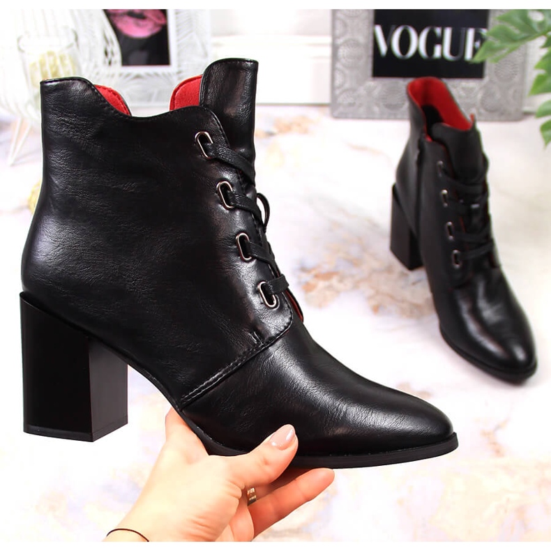 Svarta isolerade damstövlar på stolpen av M. Daszyński 1