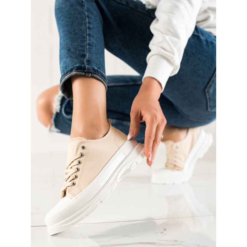 TRENDI Beige sneakers på plattformen 1