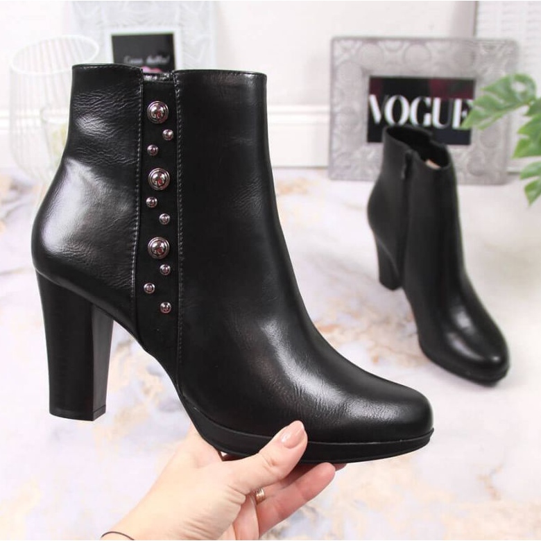 Stövlar på stolpen med dekoration av den isolerade Jezzi W JEZ384 svart 1