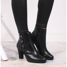 Stövlar på stolpen med dekoration av den isolerade Jezzi W JEZ384 svart 2