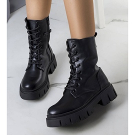 BM Svarta stövlar på en massiv Darius-sula 1