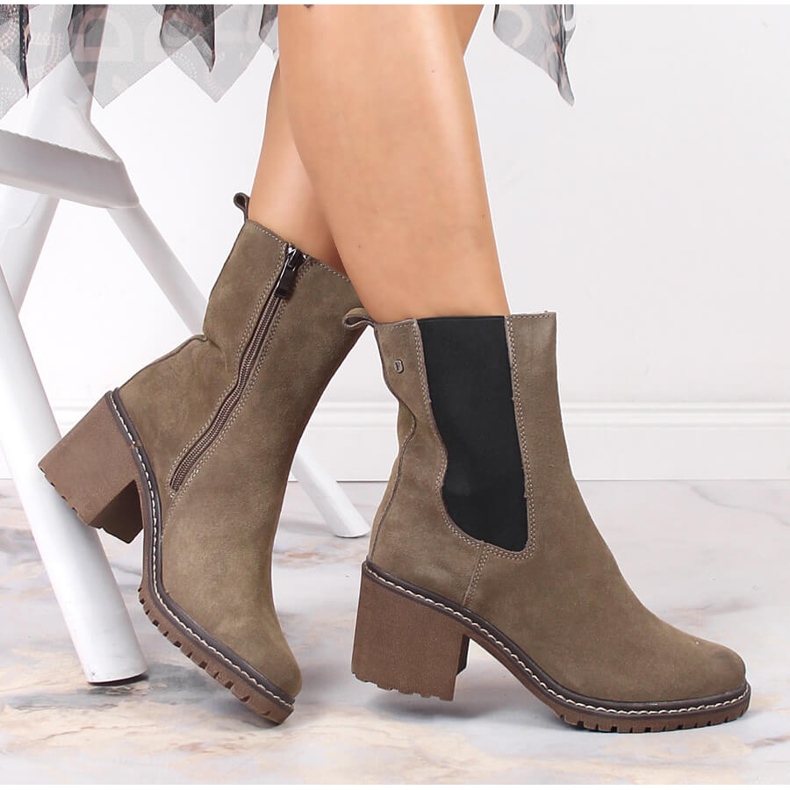 Damstövlar i mockaskinn på stolpe, varmbeige Filippo 1