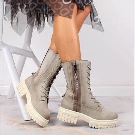 Bekväma träningsskor för kvinnor på plattformen, isolerad beige Bugatti KK253096 1