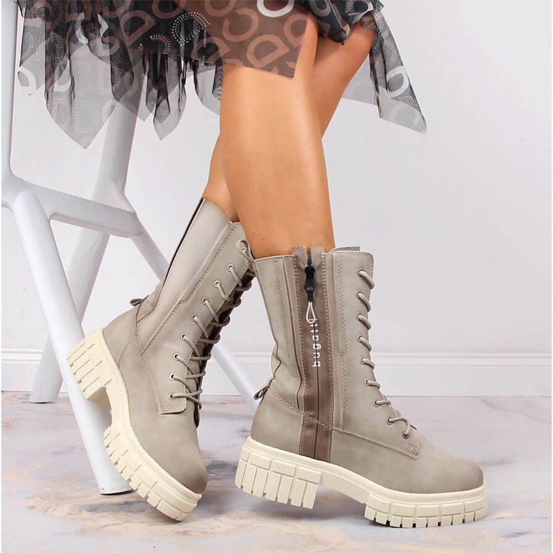 Bekväma träningsskor för kvinnor på plattformen, isolerad beige Bugatti KK253096 1