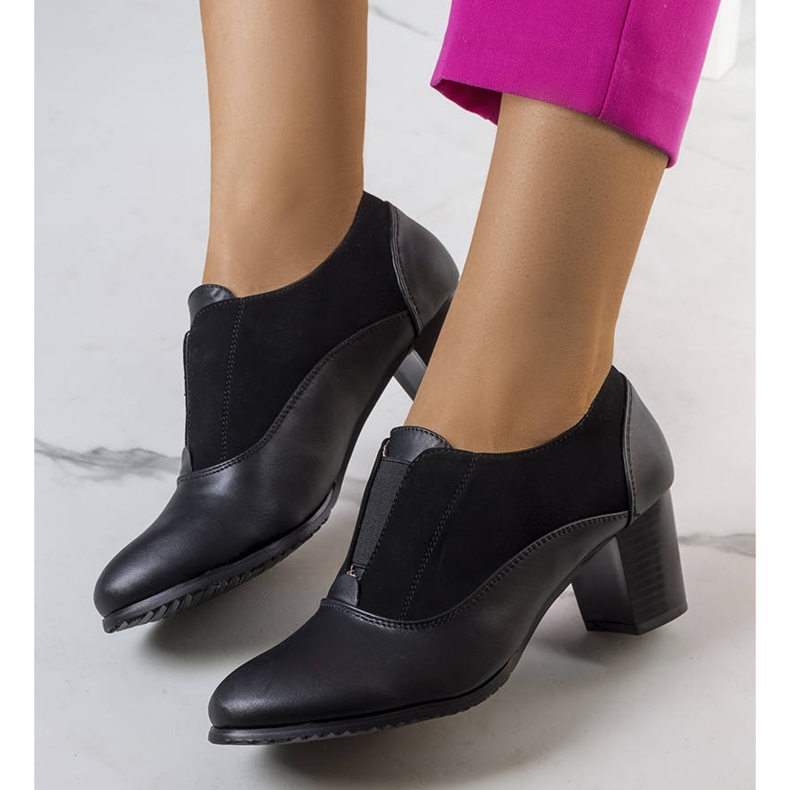 BM Svarta snörskor på Corder-stolpen 1