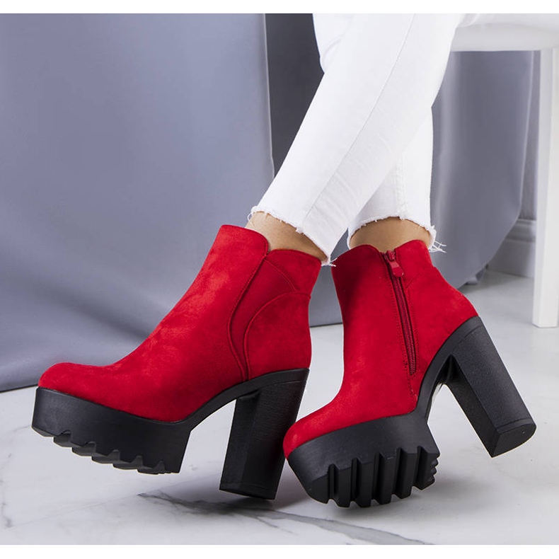 BM Röda isolerade stövlar på Miran-plattformen 1