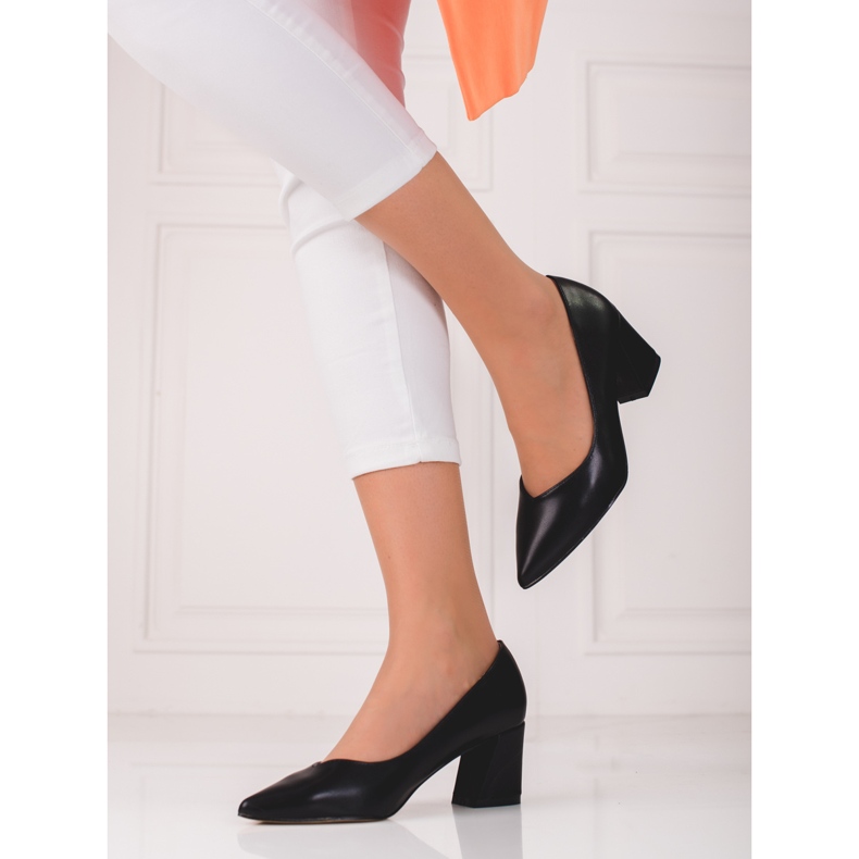 Damsvarta pumps på Shelovet-stolpen 1