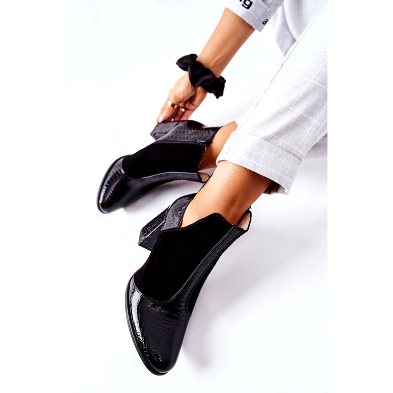 Kvinnors läderskor på en svart häl 1