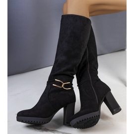 Svarta, isolerade stövlar på Dardo-stolpen 1