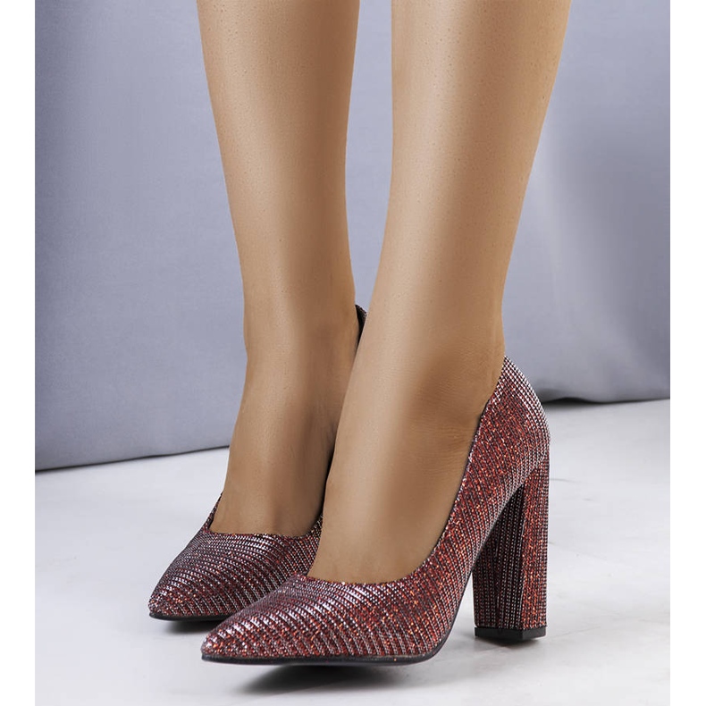 Röda pumps på Theiss-posten 1