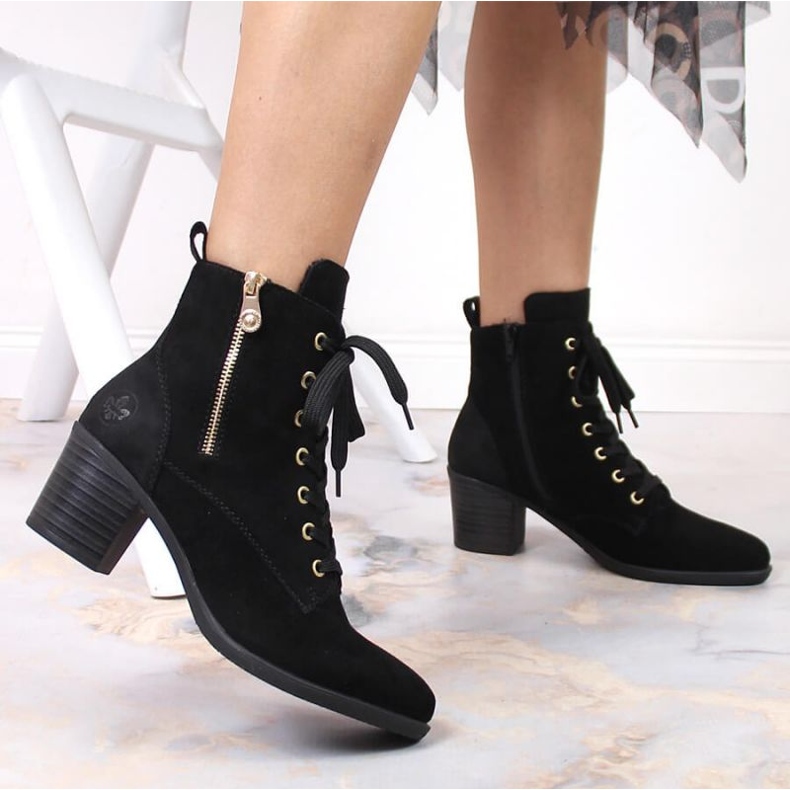 Stövlar i lädermocka på stolpisolerade Rieker W RKR564 svart 2