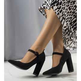 BM Svarta pumps med Kaiser-rem 1