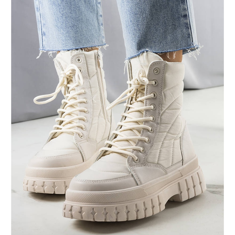 Arinna beige isolerade snöstövlar 1