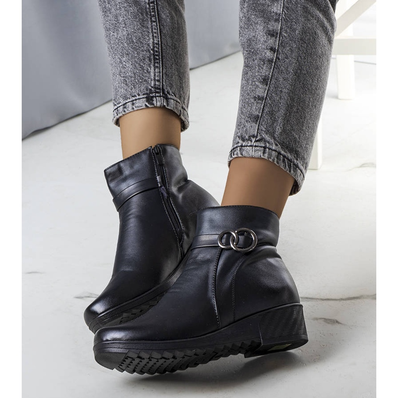 PA1 Svarta isolerade stövlar på kilen från Yarela 1