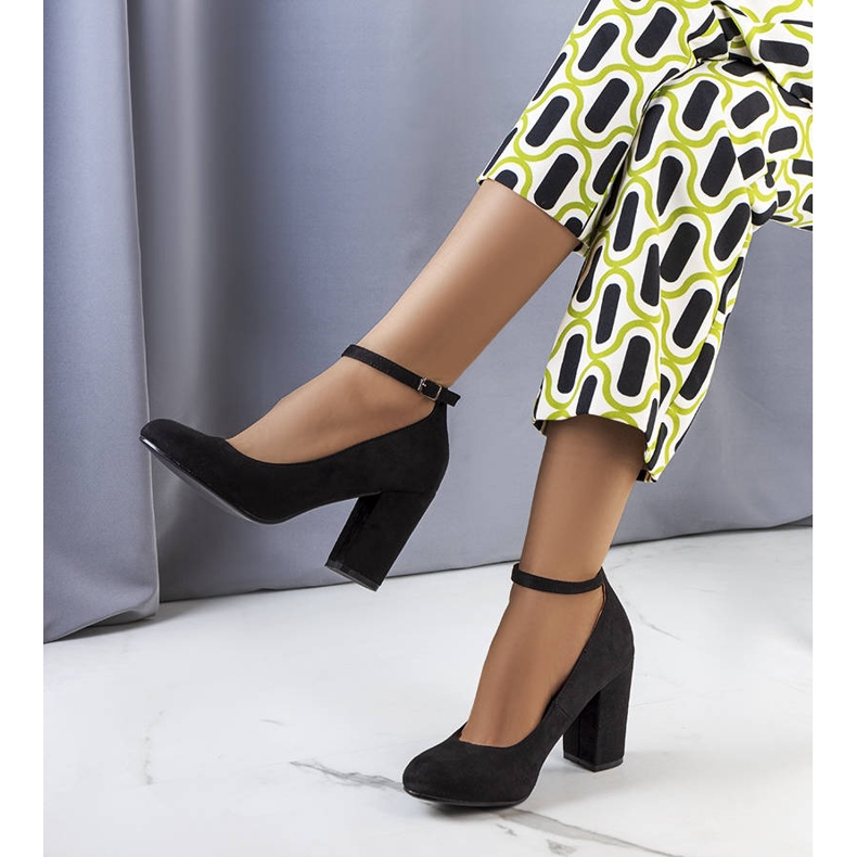 PA1 Svarta pumps med bälte från Norrie 2