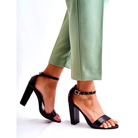 PG1 Klassiska Lädersandaler På En Bar Svart Sallen 2