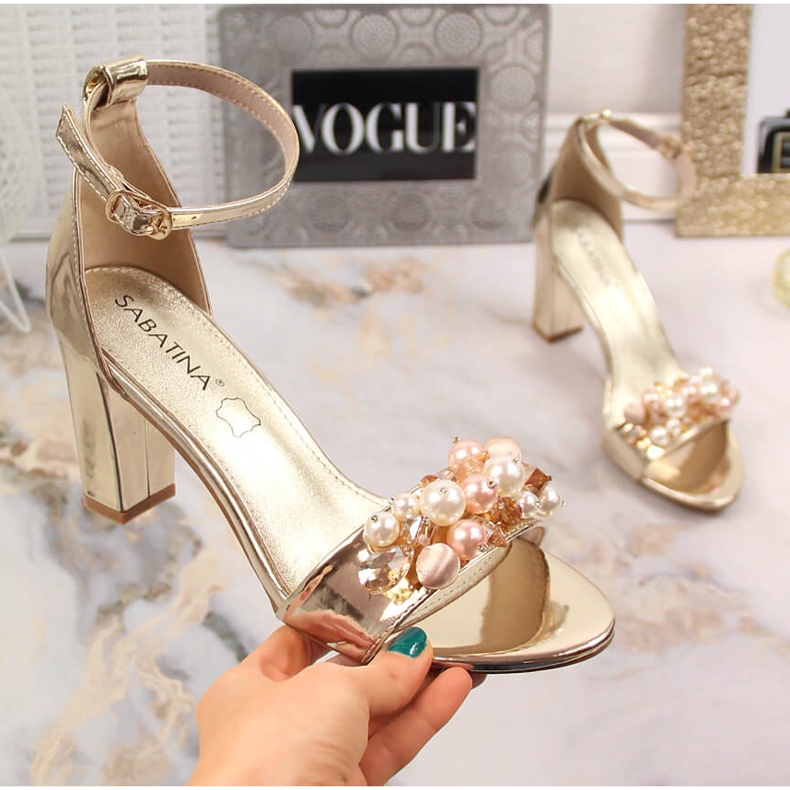 Damsandaler på en spegelstolpe med gyllene pärlor Sabatina B185-2 1