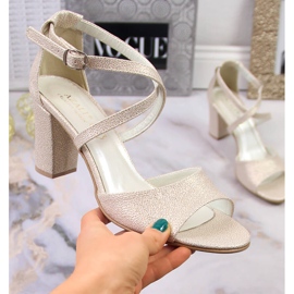 Damsandaler i guld på en post Azali 2941 beige gyllene 1