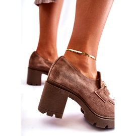 PL5 Mörkbeige Harmell eleganta skor på en pelare med en gyllene prydnad 3