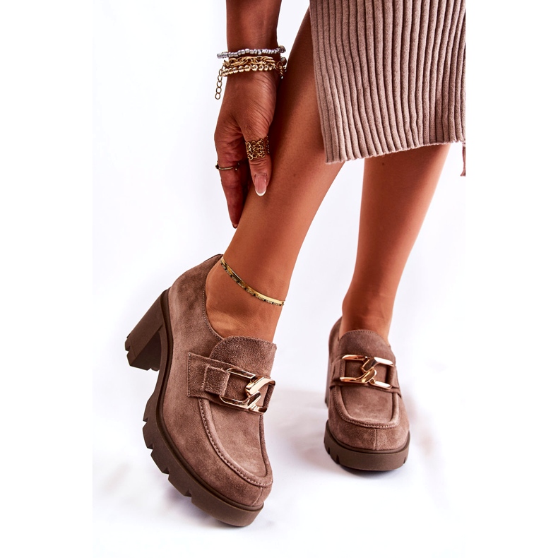 PL5 Mörkbeige Harmell eleganta skor på en pelare med en gyllene prydnad 4