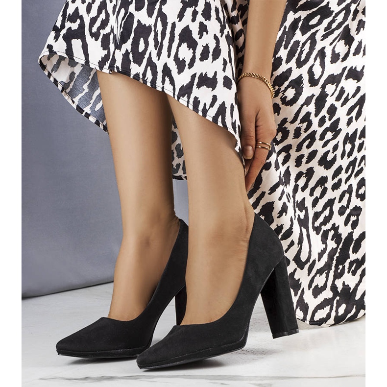 BM Emmas svarta högklackade pumps 1