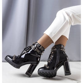 BM Svartlackade stövlar från Goyo 2