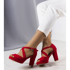 BM Röda sandaler på Artemi-stolpen 1