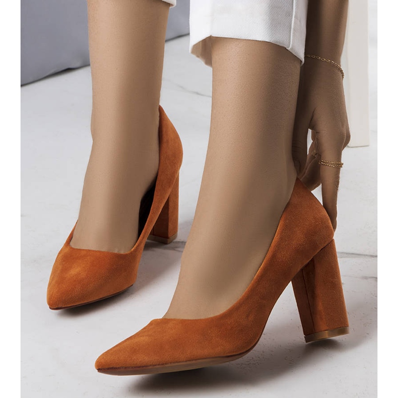 PA1 Bruna pumps med klack från Achela 1