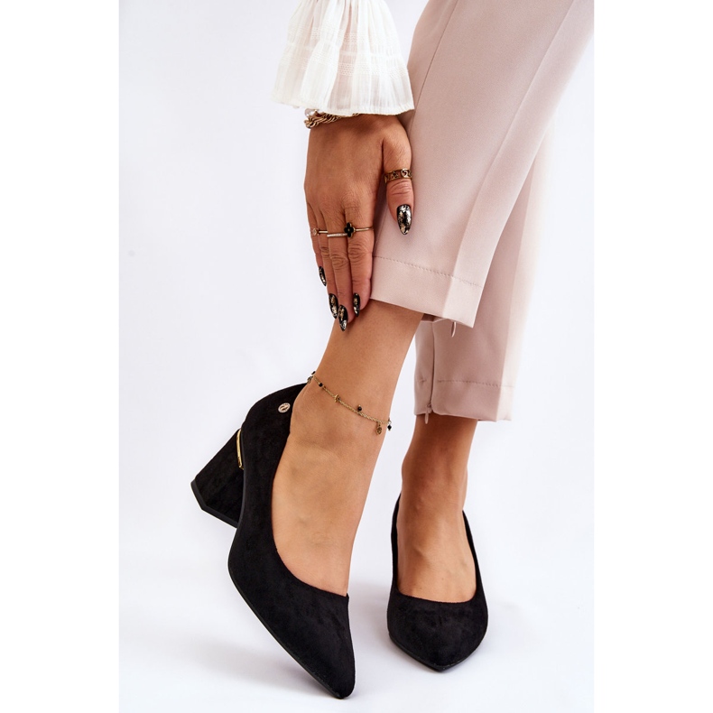 PS1 Klassiska mocka högklackade pumps med svart Derren-dekoration 1