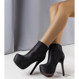 PA1 Svarta högklackade stövlar från Tatiana 1